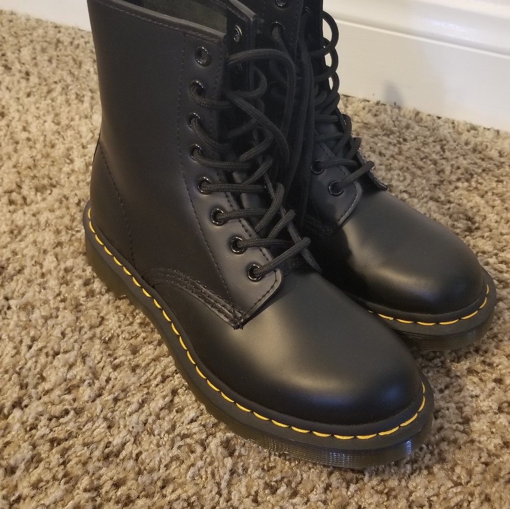 Dr Martens 1460 black smooth leather classic lace up boots women's 7 NWOT